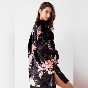 🎈FLASH SALE $39 🎈  Floral Black Velvet Kimono Robe